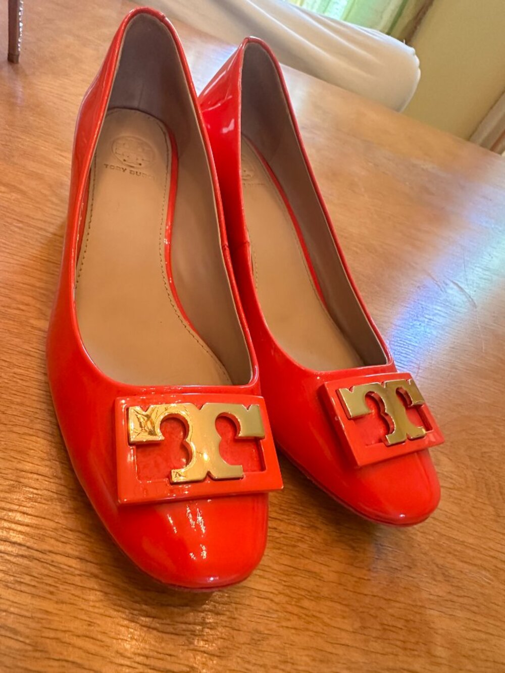 Tory Burch Logo pumps Orange Patent